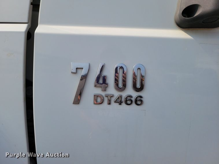 image for item DX7268 2004 International  7400 water truck