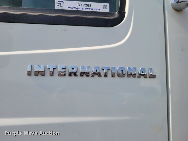image for item DX7268 2004 International  7400 water truck