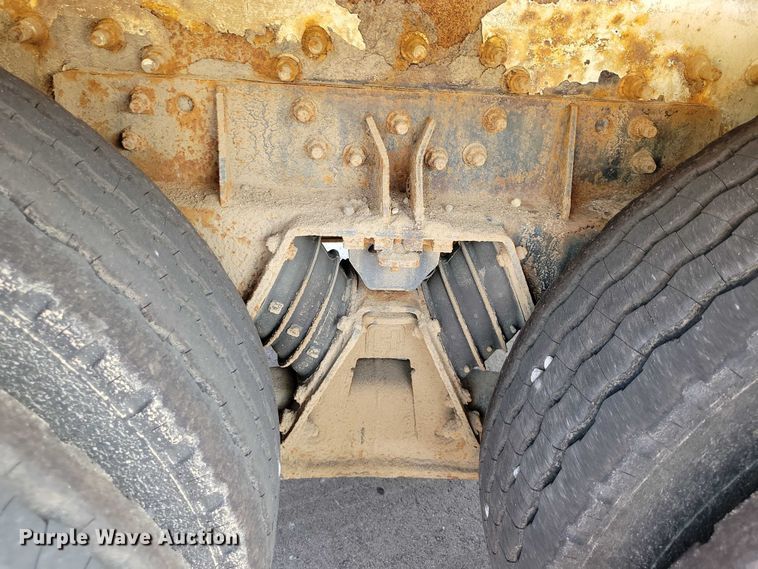 image for item DX7268 2004 International  7400 water truck