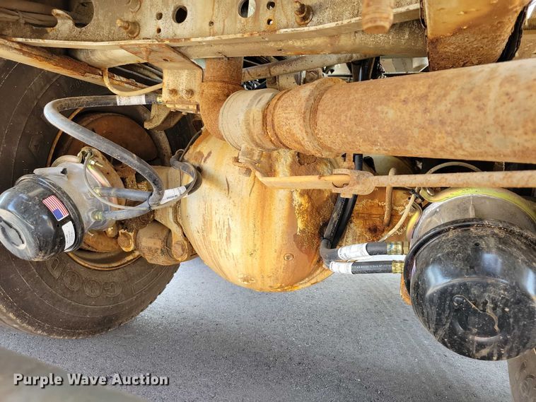 image for item DX7268 2004 International  7400 water truck