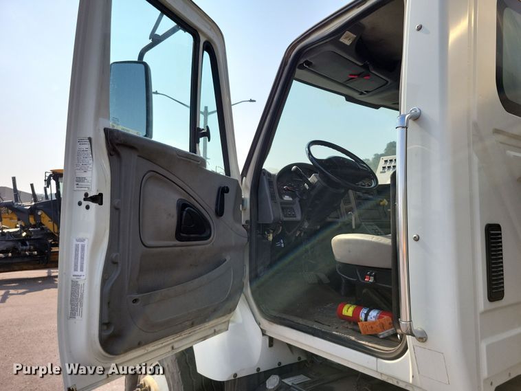 image for item DX7268 2004 International  7400 water truck