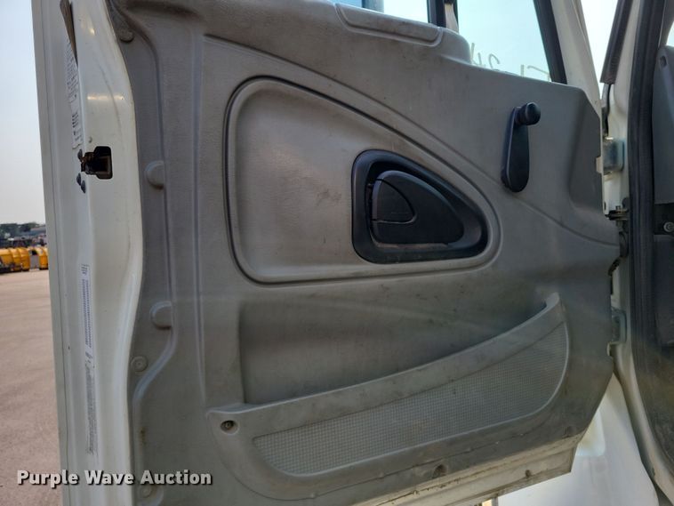 image for item DX7268 2004 International  7400 water truck