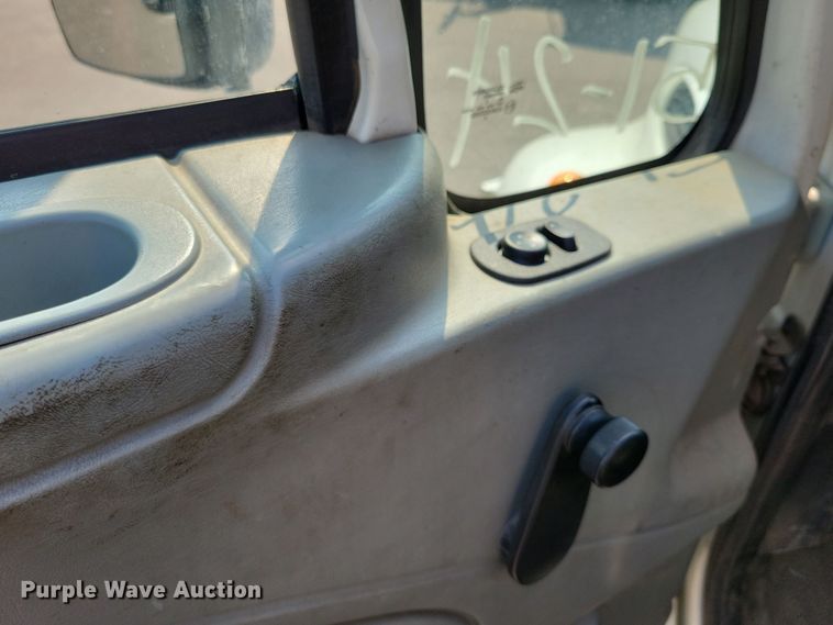 image for item DX7268 2004 International  7400 water truck