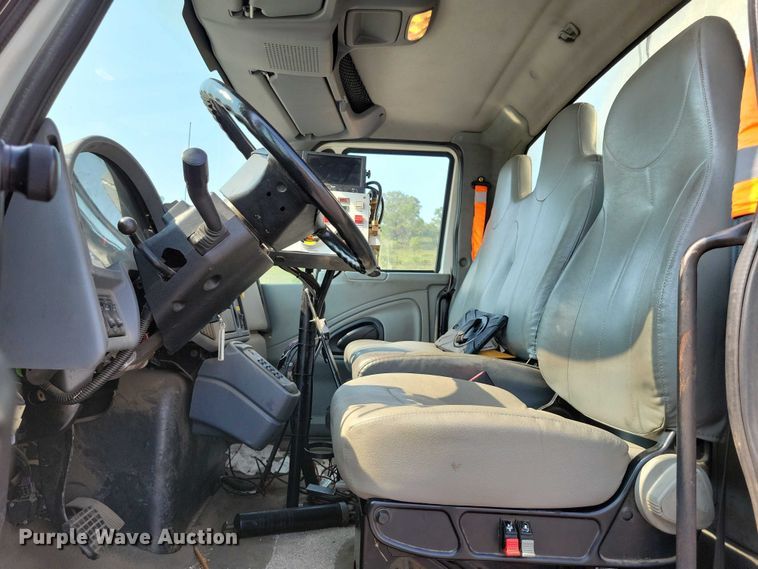 image for item DX7268 2004 International  7400 water truck