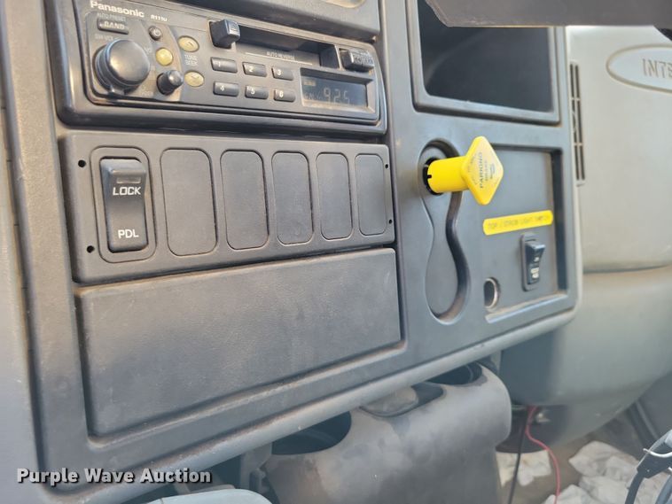 image for item DX7268 2004 International  7400 water truck