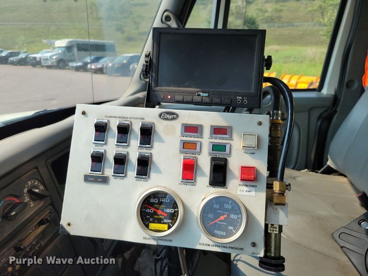 image for item DX7268 2004 International  7400 water truck