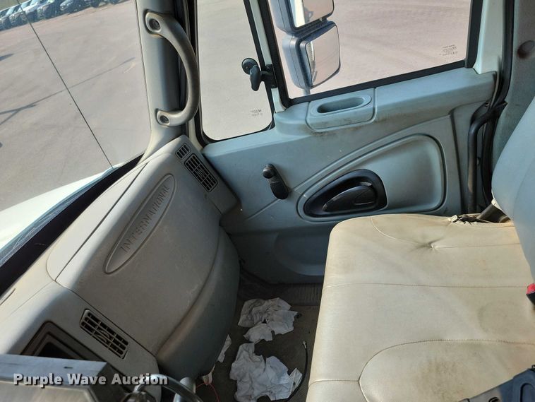 image for item DX7268 2004 International  7400 water truck