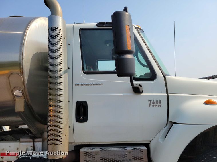 image for item DX7268 2004 International  7400 water truck
