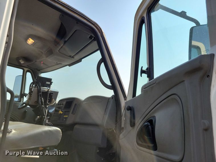 image for item DX7268 2004 International  7400 water truck