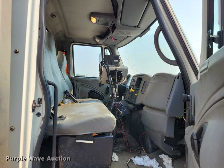 image for item DX7268 2004 International  7400 water truck