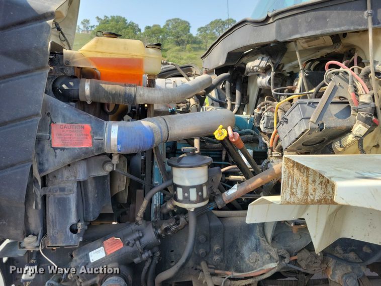 image for item DX7268 2004 International  7400 water truck