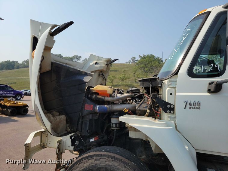 image for item DX7268 2004 International  7400 water truck