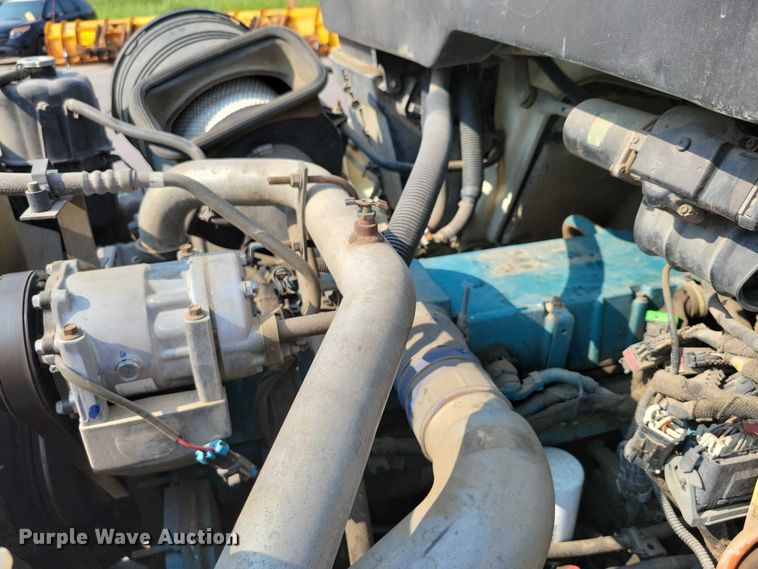 image for item DX7268 2004 International  7400 water truck