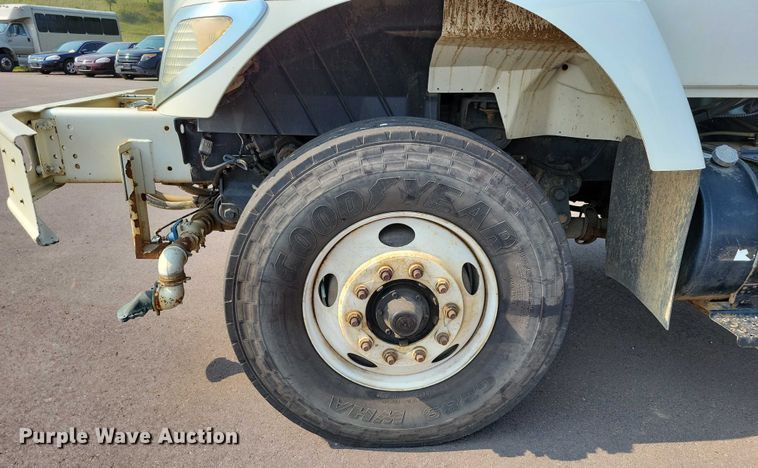 image for item DX7268 2004 International  7400 water truck