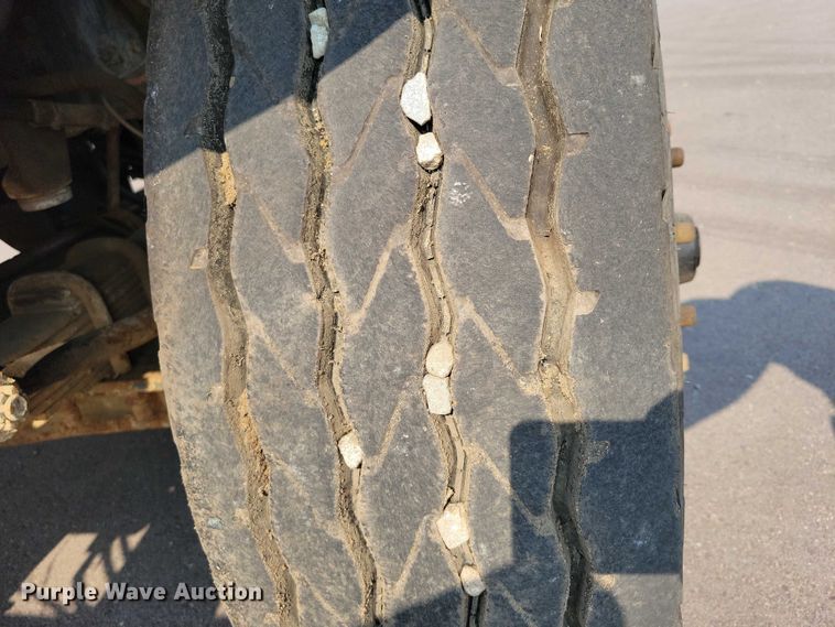 image for item DX7268 2004 International  7400 water truck