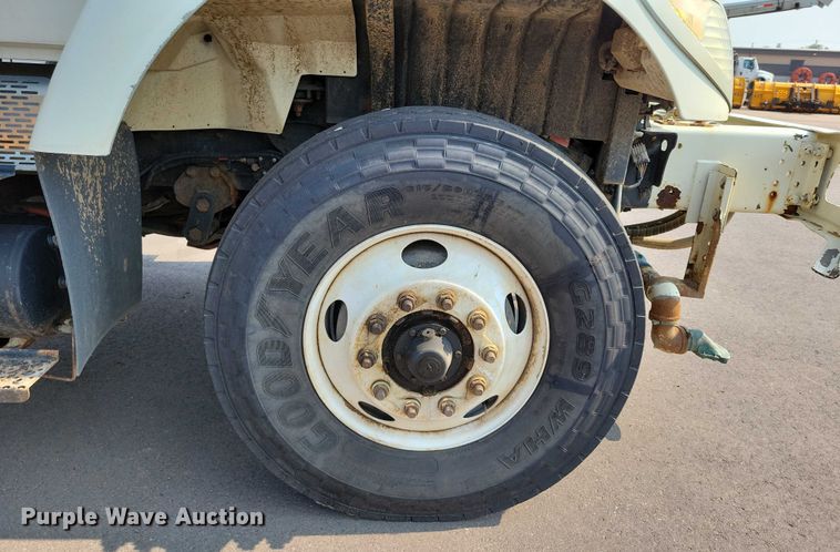 image for item DX7268 2004 International  7400 water truck