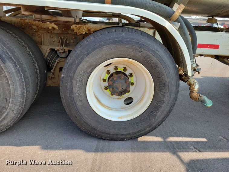 image for item DX7268 2004 International  7400 water truck