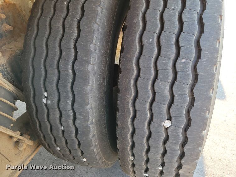 image for item DX7268 2004 International  7400 water truck