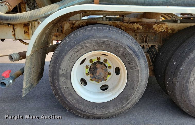 image for item DX7268 2004 International  7400 water truck