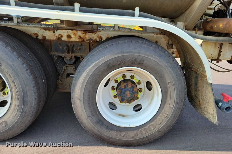 image for item DX7268 2004 International  7400 water truck