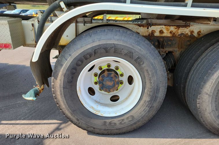 image for item DX7268 2004 International  7400 water truck