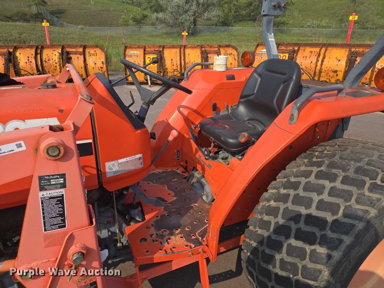 image for item DX7270 2003 Kubota MX5000E tractor