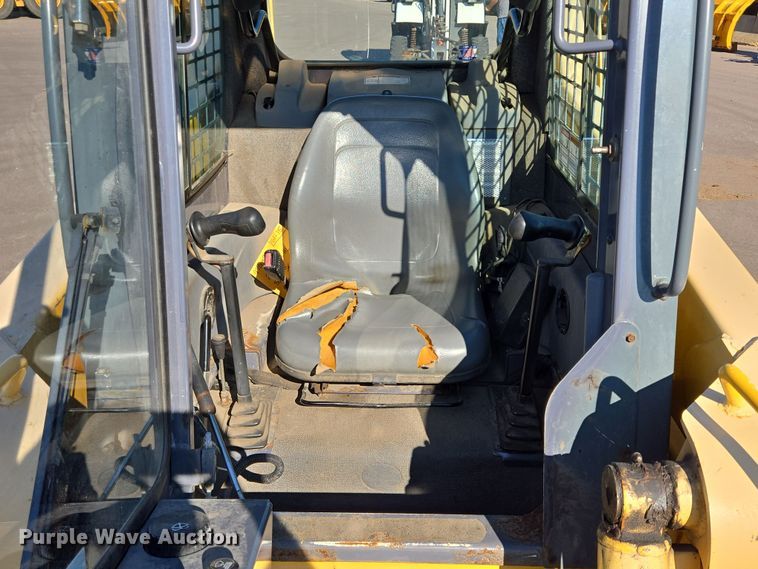 image for item DX7273 2005 Gehl 5640 Turbo skid steer loader