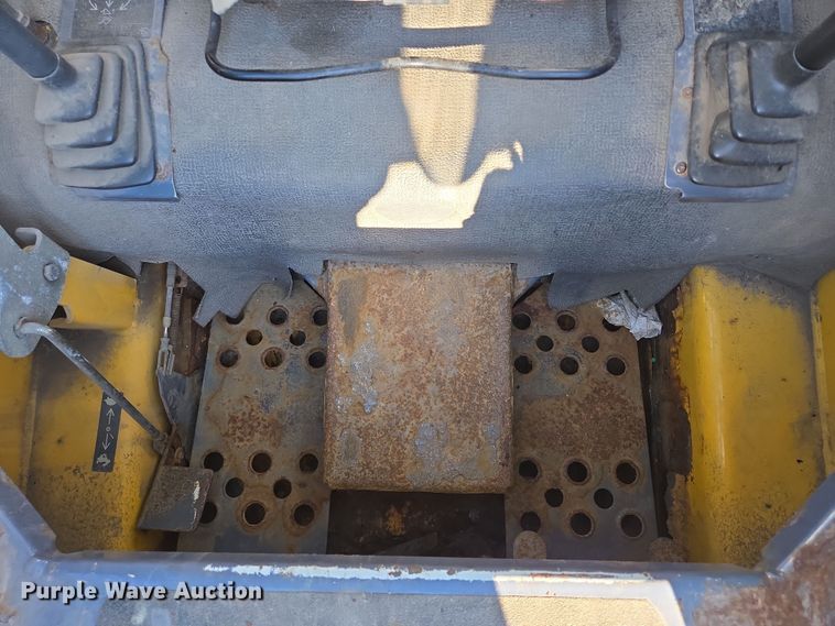 image for item DX7273 2005 Gehl 5640 Turbo skid steer loader