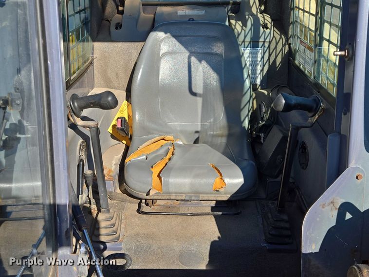 image for item DX7273 2005 Gehl 5640 Turbo skid steer loader