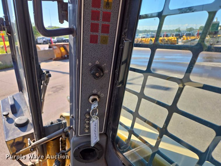 image for item DX7273 2005 Gehl 5640 Turbo skid steer loader