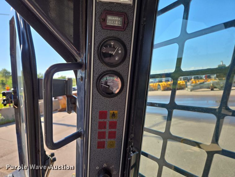 image for item DX7273 2005 Gehl 5640 Turbo skid steer loader