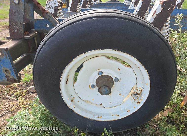 image for item DX7395 Ford chisel