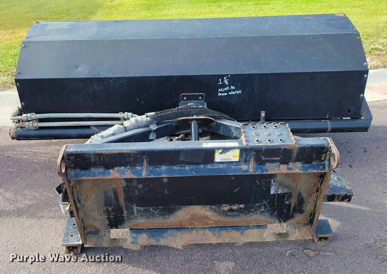 image for item DZ6495 1998 CAT BA18 skid steer broom