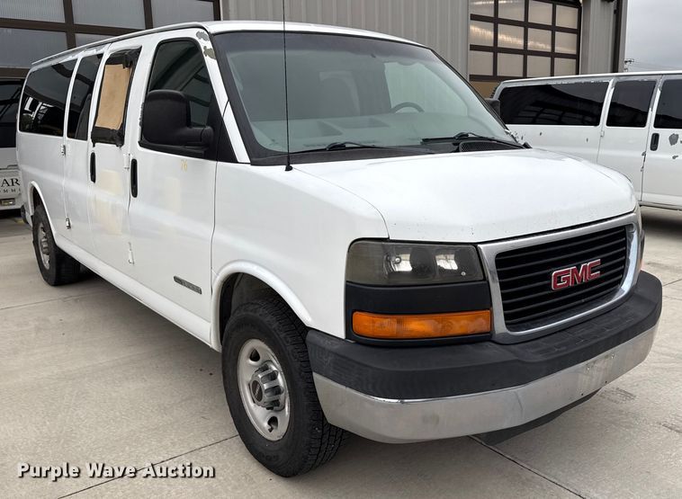 image for item DZ8671 2004 GMC Savana G3500 van