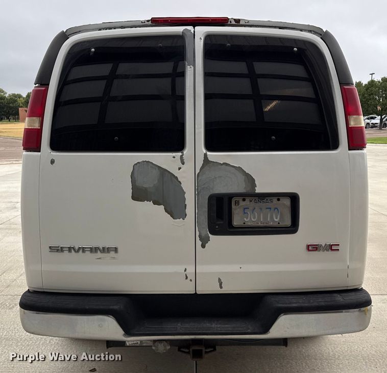 image for item DZ8671 2004 GMC Savana G3500 van