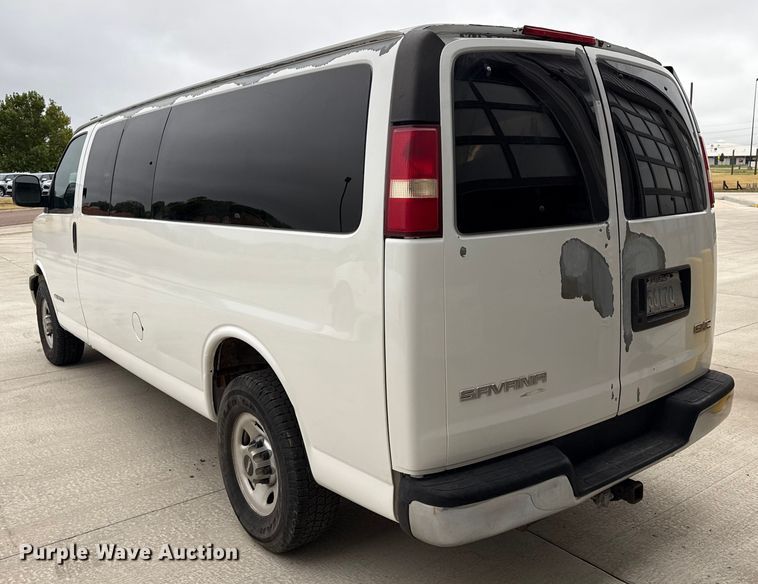 image for item DZ8671 2004 GMC Savana G3500 van