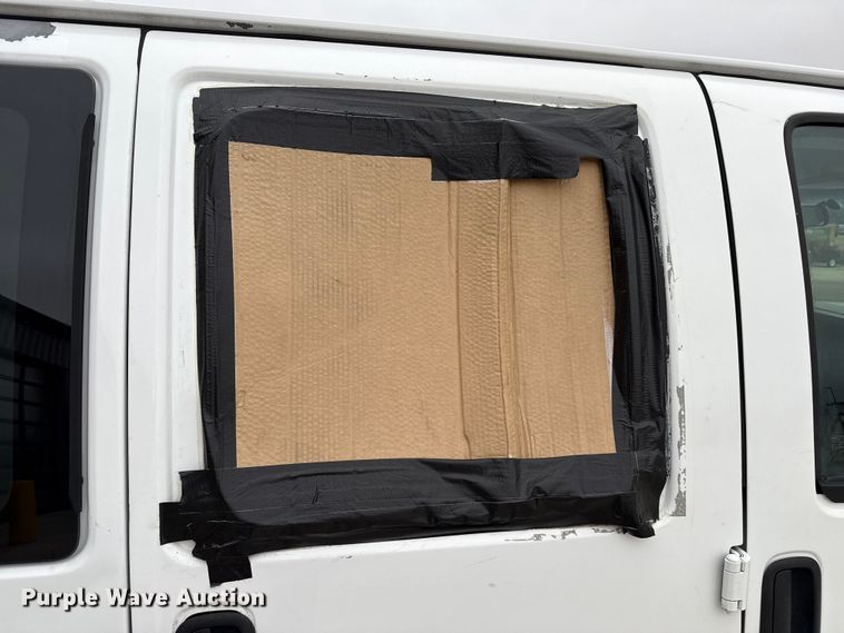 image for item DZ8671 2004 GMC Savana G3500 van