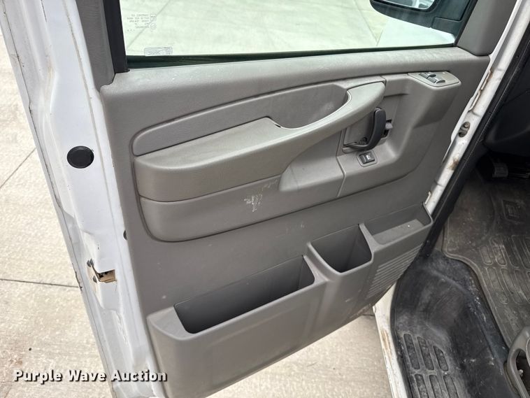 image for item DZ8671 2004 GMC Savana G3500 van