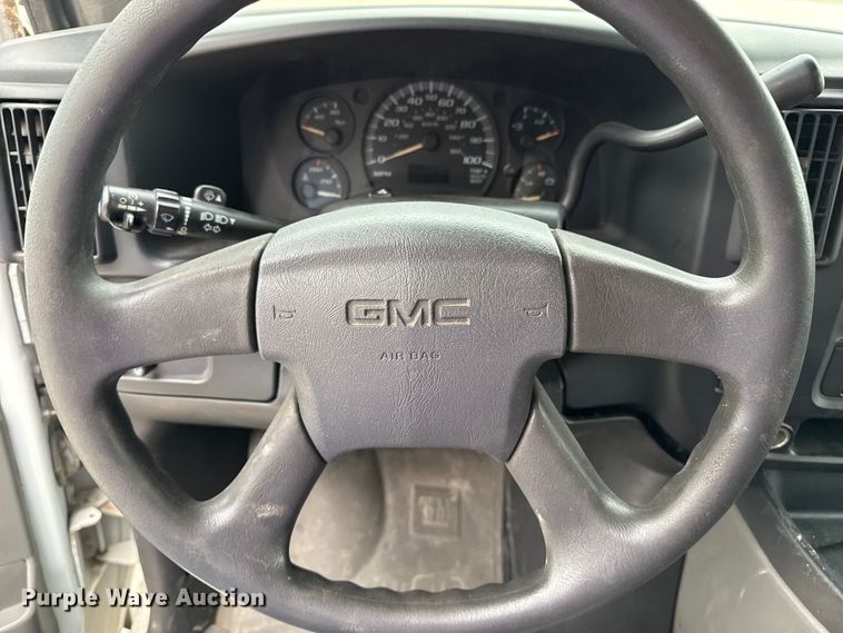 image for item DZ8671 2004 GMC Savana G3500 van