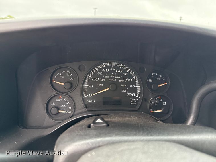 image for item DZ8671 2004 GMC Savana G3500 van