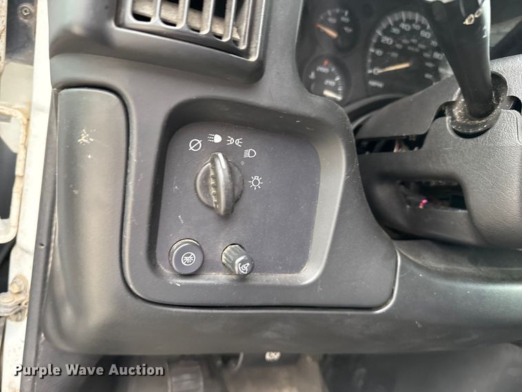 image for item DZ8671 2004 GMC Savana G3500 van