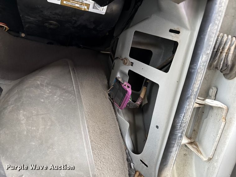 image for item DZ8671 2004 GMC Savana G3500 van