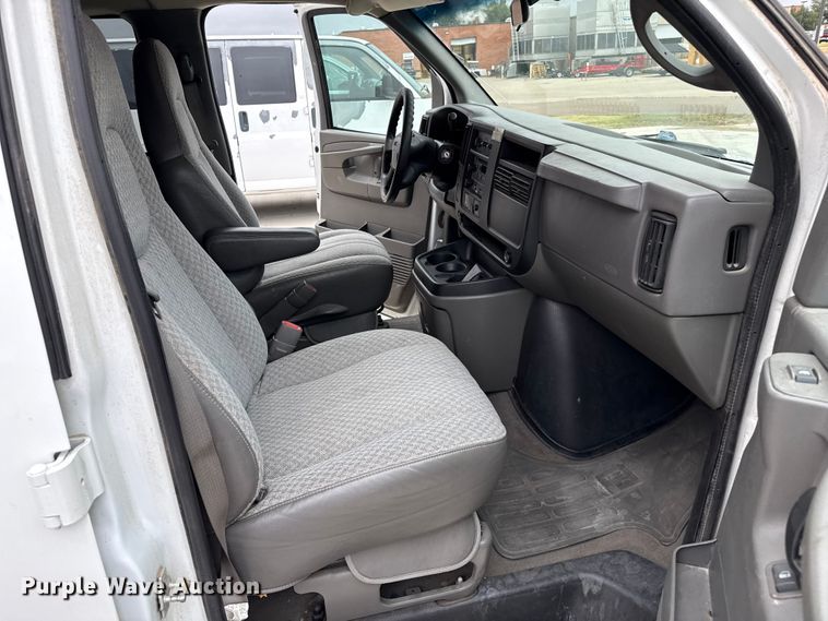 image for item DZ8671 2004 GMC Savana G3500 van