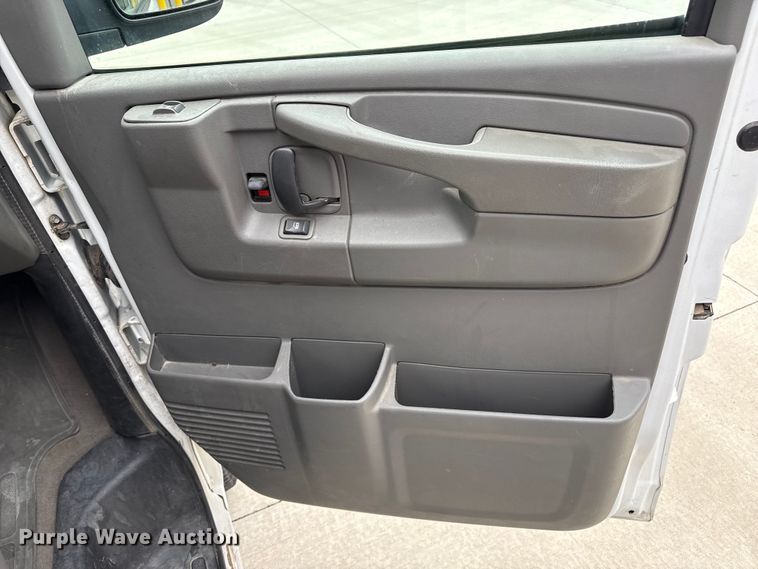 image for item DZ8671 2004 GMC Savana G3500 van