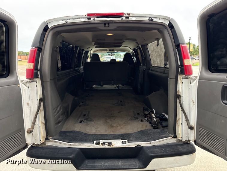image for item DZ8671 2004 GMC Savana G3500 van