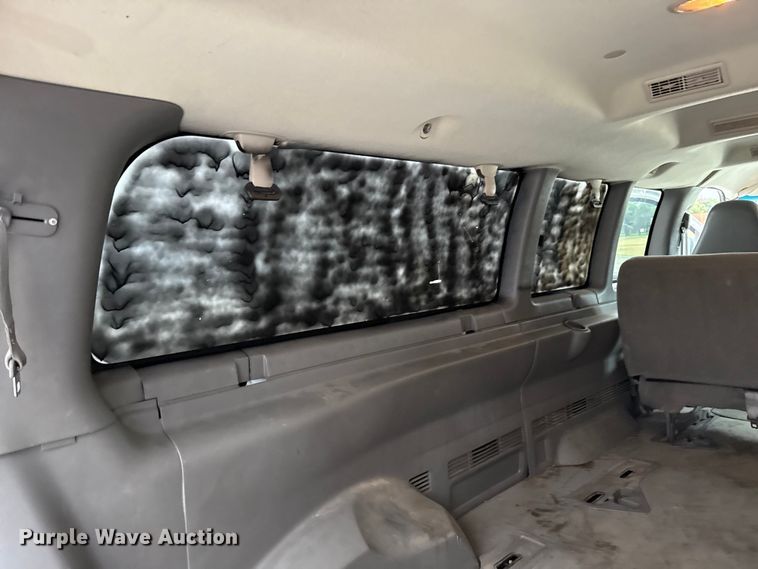 image for item DZ8671 2004 GMC Savana G3500 van