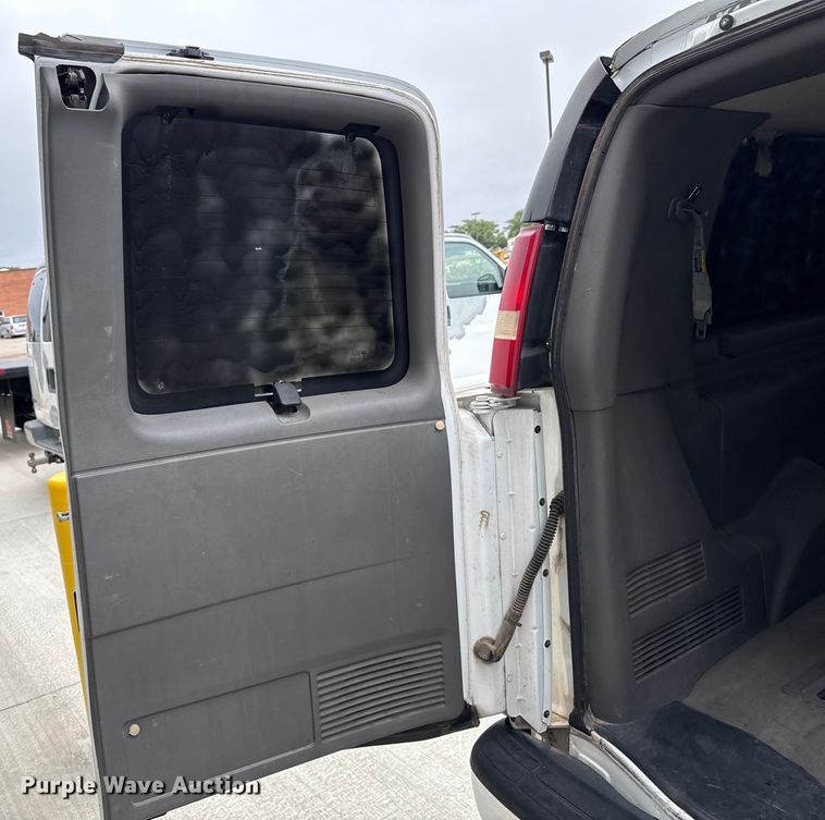 image for item DZ8671 2004 GMC Savana G3500 van