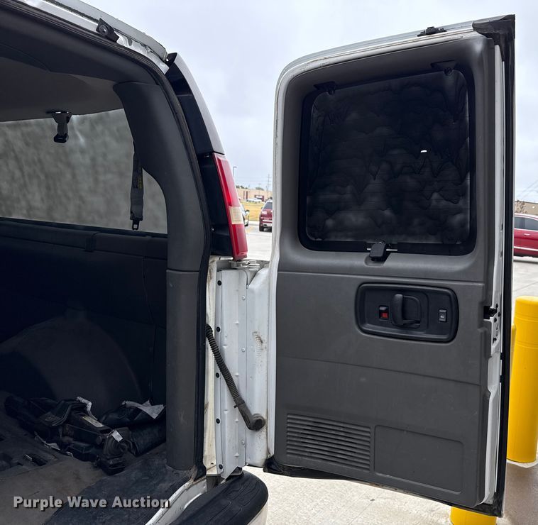image for item DZ8671 2004 GMC Savana G3500 van