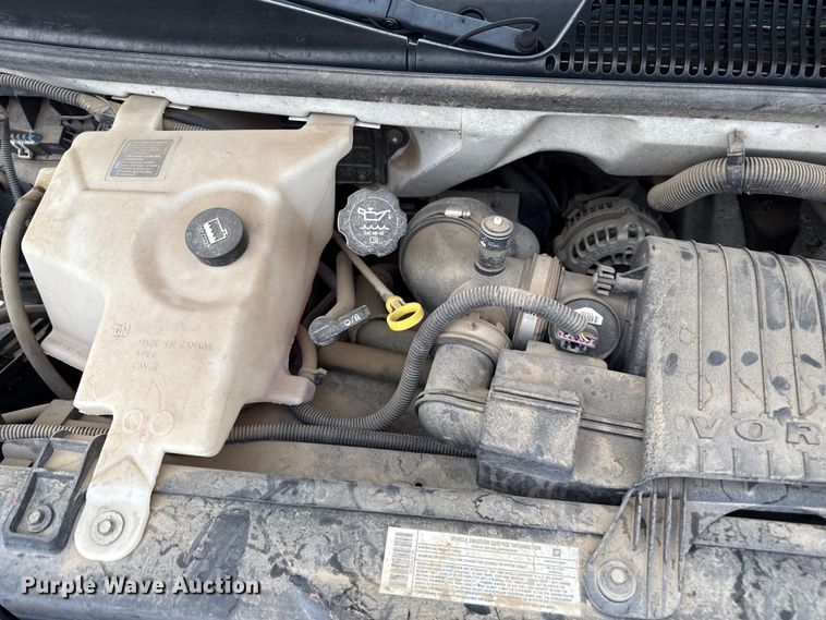 image for item DZ8671 2004 GMC Savana G3500 van