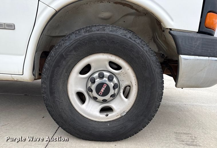 image for item DZ8671 2004 GMC Savana G3500 van